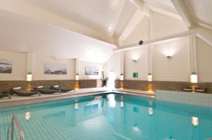 - une grande piscine dans un bâtiment dans l'établissement Scandic Havna Tjøme, à Tjøme