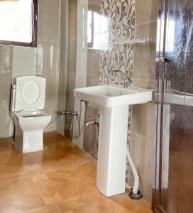 Gallery image of Gud Chah Cafe & Homestay in Chaukori