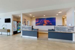 un vestíbulo de una tienda con encimeras de mármol en Best Western Plus Executive Residency Phoenix North Happy Valley, en Phoenix