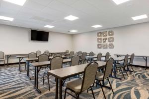 una sala de conferencias con mesas, sillas y una pantalla en Best Western Plus Executive Residency Phoenix North Happy Valley en Phoenix