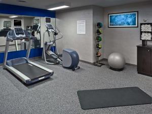 sala de fitness con cinta de correr y gimnasio en Sonesta ES Suites Montgomery, en Montgomery