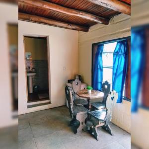 a room with a table and chairs and a window at Social-Club La Cueva in Minas