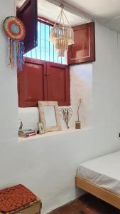 a bedroom with red cabinets and a window at La Casona Espacio Bonito in Zapatoca