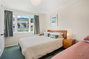 Giường trong phòng chung tại Le Solterre - Akaroa Holiday Home
