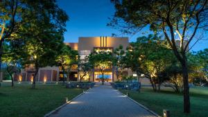 un edificio con un sentiero di fronte ad esso di notte di Sooriya Resort & Spa a Tangalle