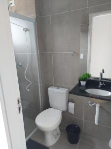 Vonios kambarys apgyvendinimo įstaigoje Apartamento Completo em Ubatuba - Tenório - Piscina e Churrasqueira gourmet