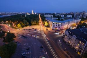 a city street filled with lots of traffic at Salute Hotel in Kyiv