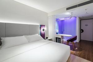 En eller flere senger på et rom på SOJO Hotel Nam Dinh