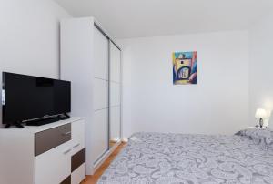 Televízia a/alebo spoločenská miestnosť v ubytovaní House Cvetko