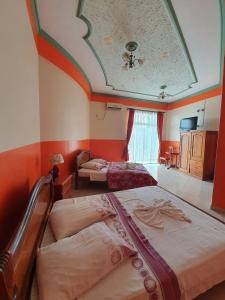 1 dormitorio con 2 camas y techo en Hotel El Cristo, en Cobija