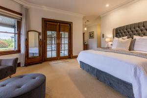 um quarto grande com uma cama grande e uma janela em Benbullen Retreat em Angaston