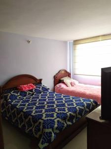 1 dormitorio con cama y ventana en Hermoso apartamento en Pasto. Central parque San Andrés, en Pasto