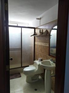 y baño con aseo y lavamanos. en Hermoso apartamento en Pasto. Central parque San Andrés, en Pasto