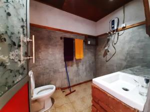 A bathroom at Minthu Homestay