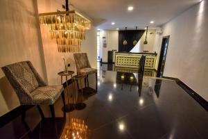 a living room with two chairs and a table at Hotel Tamara in Puebla