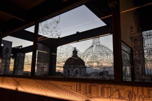 una finestra con vista su un edificio di Hotel Tamara a Puebla