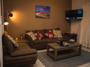 ein Wohnzimmer mit Sofa und Tisch in der Unterkunft PRECIOSA VILLA FRENTE AL MAR in Celestún