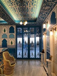 um quarto com um tecto com uma cadeira e uma janela em All Seasons Homestay em Jaipur