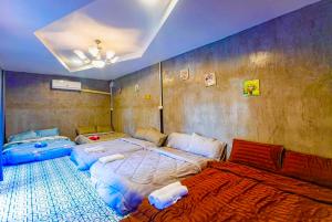Postel nebo postele na pokoji v ubytování บ้านอบอุ่น By The Mountain Ozoneบ้านโอโซนขุนเขาแก่งกระจาน + 49 fotografií