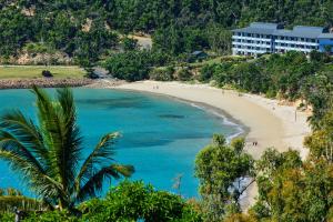 vista su una spiaggia con un hotel sullo sfondo di Frangipani Beachfront Lodge 202 on Hamilton Island by HamoRent a Hamilton Island