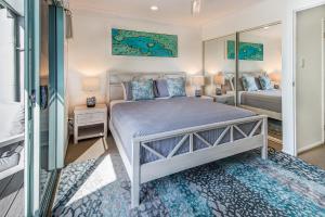 Postel nebo postele na pokoji v ubytování Sunset Waters 12 on Hamilton Island by HamoRent