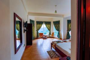 Кровать или кровати в номере Thuruliya Hotel