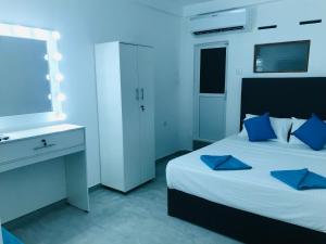 מיטה או מיטות בחדר ב-Double Mango Villa