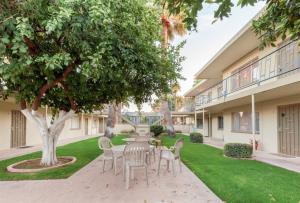 Photo de la galerie de l'établissement Mid century modern condo near Old Town, pool & BBQ, à Scottsdale