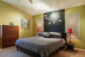1 dormitorio con 1 cama y vestidor con luces en la pared en Quiet desert getaway with ping-pong, BBQ, citrus, en Phoenix