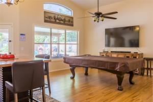 sala de estar con mesa de billar y TV de pantalla plana en Private paradise with pool heater, spa, billiards, en Avondale