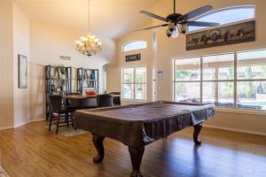 sala de estar con mesa de ping pong en Private paradise with pool heater, spa, billiards, en Avondale