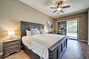1 dormitorio con 1 cama grande y ventilador de techo en Tranquil retreat with pool, billiards, putting green, en Scottsdale