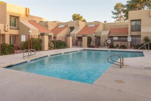 Foto dalla galleria di Cozy condo near MCC with pool, BBQ, covered parking a Mesa