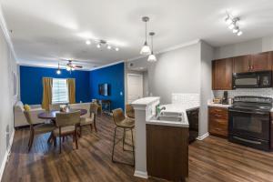 eine Küche und ein Wohnzimmer mit einem Tisch und einem Esszimmer in der Unterkunft Charming 1BD in Trendy West End Neighborhood in Dallas