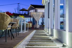 Uma varanda ou terraço em No Flowers Boutique Hostel