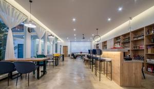 Um restaurante ou outro lugar para comer em No Flowers Boutique Hostel