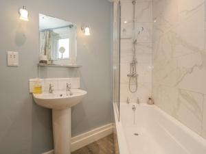 une salle de bain blanche avec lavabo et douche dans l'établissement 1 Sunny Point Cottages, à Kendal 39 autres photos