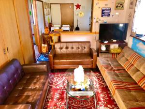 宮崎市にある青島ホームのリビングルーム(革張りのソファ、テレビ付)
