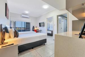 Un pat sau paturi într-o cameră la Argus Hotel Darwin
