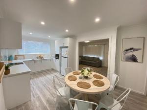 uma cozinha e sala de jantar com mesa e cadeiras em Peppermint Cottage em Broadwater