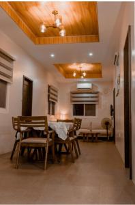 - une salle à manger avec une table et des chaises dans l'établissement Casa Martina, à Cotabato