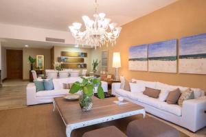 Posezení v ubytování Chic Luxury Condo At Los Altos Casa De Campo + 24 fotografií