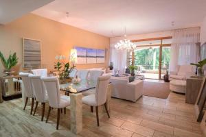 Posezení v ubytování Chic Luxury Condo At Los Altos Casa De Campo