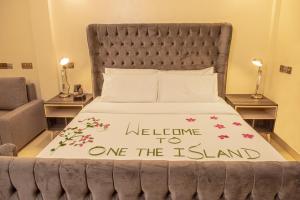 One The Island客房内的一张或多张床位