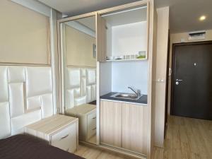 een kleine keuken met een wastafel en een spiegel bij PARADISO 107 Private Cozy Studio NESSEBAR in Nesebar