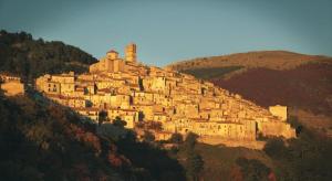 un village sur le flanc d'une montagne dans l'établissement Azienda Agricola Mappavel's, à Castel del Monte