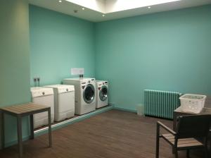 una lavanderia con lavatrice e asciugatrice di Vichy Résidencia a Vichy