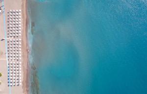 uma vista superior de uma praia e do oceano em Apollo Blue em Faliraki