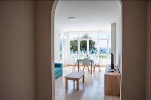 Fotografia z galérie ubytovania Apartment on the first line of Samil beach and with frontal views of the sea v destinácii Vigo
