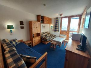 a room with a bedroom with a bed and a couch at Studio La Plagne, 1 pièce, 3 personnes - FR-1-351-64 in La Plagne
